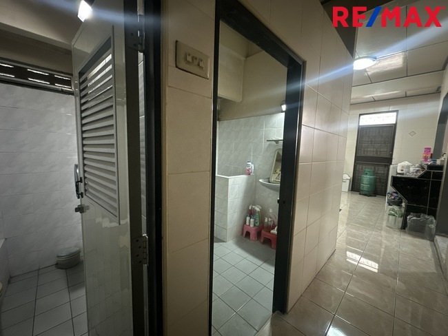 ขายบ้านครึ่งตึกครึ่งไม้ ประชาอุทิศ 54 แยก 1(มิตรไมตรี 1) 42 ตร.วา สภาพดี ในราคาเบา 2.8 ล้านบาท