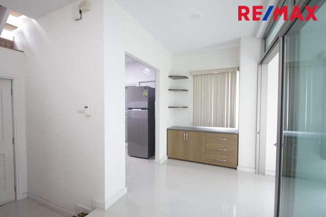 บ้านเดี่ยวภัสสรเพรสทีจปิ่นเกล้าเพชรเกษม บ้านใหม่ไม่เคยอยู่ ขายขาดทุน พร้อมเฟอร์นิเจอร์บิ้วท์อิน แอร์ ตู้เย็น บ้านสภาพดีพร้อมอยู่ 61.9ตารางวา ซ.5ต้นโครงการ ราคาเจรจาได้