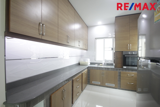 บ้านเดี่ยวภัสสรเพรสทีจปิ่นเกล้าเพชรเกษม บ้านใหม่ไม่เคยอยู่ ขายขาดทุน พร้อมเฟอร์นิเจอร์บิ้วท์อิน แอร์ ตู้เย็น บ้านสภาพดีพร้อมอยู่ 61.9ตารางวา ซ.5ต้นโครงการ ราคาเจรจาได้