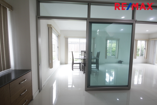 บ้านเดี่ยวภัสสรเพรสทีจปิ่นเกล้าเพชรเกษม บ้านใหม่ไม่เคยอยู่ ขายขาดทุน พร้อมเฟอร์นิเจอร์บิ้วท์อิน แอร์ ตู้เย็น บ้านสภาพดีพร้อมอยู่ 61.9ตารางวา ซ.5ต้นโครงการ ราคาเจรจาได้