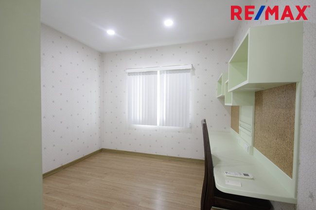 บ้านเดี่ยวภัสสรเพรสทีจปิ่นเกล้าเพชรเกษม บ้านใหม่ไม่เคยอยู่ ขายขาดทุน พร้อมเฟอร์นิเจอร์บิ้วท์อิน แอร์ ตู้เย็น บ้านสภาพดีพร้อมอยู่ 61.9ตารางวา ซ.5ต้นโครงการ ราคาเจรจาได้