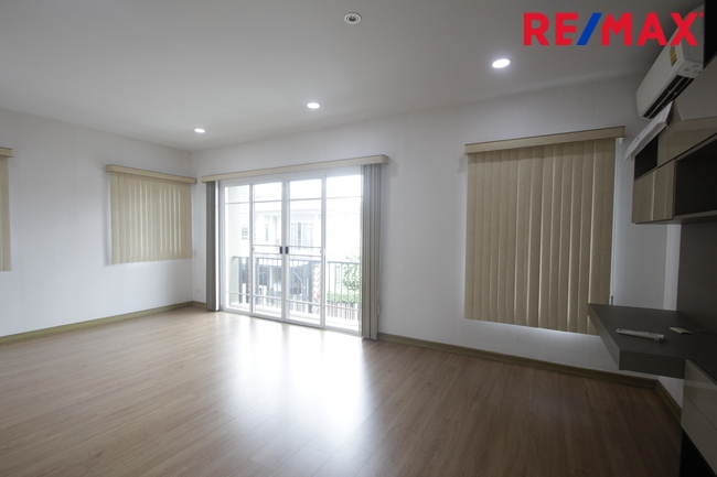 บ้านเดี่ยวภัสสรเพรสทีจปิ่นเกล้าเพชรเกษม บ้านใหม่ไม่เคยอยู่ ขายขาดทุน พร้อมเฟอร์นิเจอร์บิ้วท์อิน แอร์ ตู้เย็น บ้านสภาพดีพร้อมอยู่ 61.9ตารางวา ซ.5ต้นโครงการ ราคาเจรจาได้