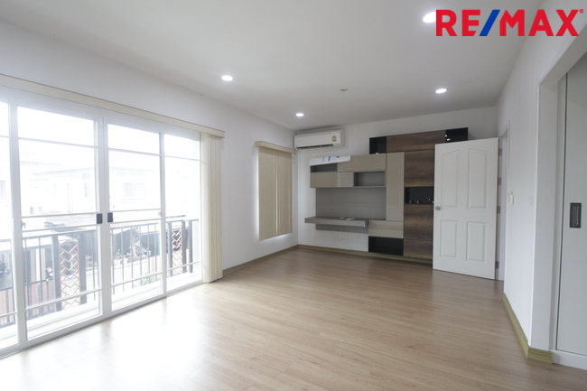 บ้านเดี่ยวภัสสรเพรสทีจปิ่นเกล้าเพชรเกษม บ้านใหม่ไม่เคยอยู่ ขายขาดทุน พร้อมเฟอร์นิเจอร์บิ้วท์อิน แอร์ ตู้เย็น บ้านสภาพดีพร้อมอยู่ 61.9ตารางวา ซ.5ต้นโครงการ ราคาเจรจาได้