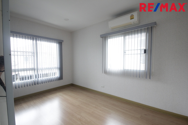 บ้านเดี่ยวภัสสรเพรสทีจปิ่นเกล้าเพชรเกษม บ้านใหม่ไม่เคยอยู่ ขายขาดทุน พร้อมเฟอร์นิเจอร์บิ้วท์อิน แอร์ ตู้เย็น บ้านสภาพดีพร้อมอยู่ 61.9ตารางวา ซ.5ต้นโครงการ ราคาเจรจาได้