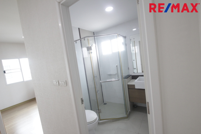 บ้านเดี่ยวภัสสรเพรสทีจปิ่นเกล้าเพชรเกษม บ้านใหม่ไม่เคยอยู่ ขายขาดทุน พร้อมเฟอร์นิเจอร์บิ้วท์อิน แอร์ ตู้เย็น บ้านสภาพดีพร้อมอยู่ 61.9ตารางวา ซ.5ต้นโครงการ ราคาเจรจาได้