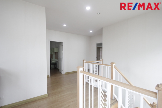 บ้านเดี่ยวภัสสรเพรสทีจปิ่นเกล้าเพชรเกษม บ้านใหม่ไม่เคยอยู่ ขายขาดทุน พร้อมเฟอร์นิเจอร์บิ้วท์อิน แอร์ ตู้เย็น บ้านสภาพดีพร้อมอยู่ 61.9ตารางวา ซ.5ต้นโครงการ ราคาเจรจาได้