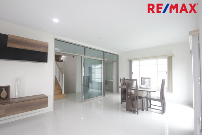 บ้านเดี่ยวภัสสรเพรสทีจปิ่นเกล้าเพชรเกษม บ้านใหม่ไม่เคยอยู่ ขายขาดทุน พร้อมเฟอร์นิเจอร์บิ้วท์อิน แอร์ ตู้เย็น บ้านสภาพดีพร้อมอยู่ 61.9ตารางวา ซ.5ต้นโครงการ ราคาเจรจาได้