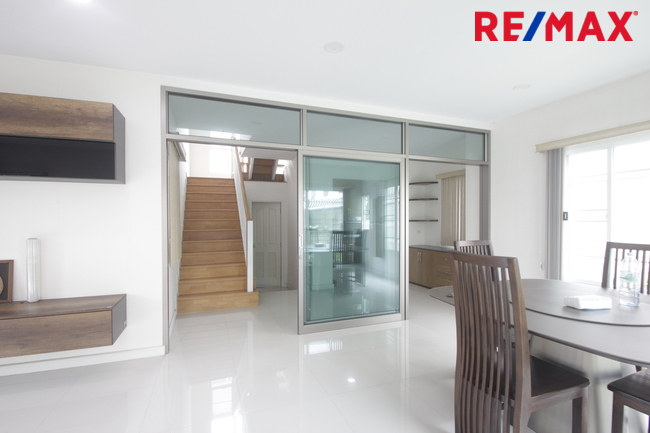 บ้านเดี่ยวภัสสรเพรสทีจปิ่นเกล้าเพชรเกษม บ้านใหม่ไม่เคยอยู่ ขายขาดทุน พร้อมเฟอร์นิเจอร์บิ้วท์อิน แอร์ ตู้เย็น บ้านสภาพดีพร้อมอยู่ 61.9ตารางวา ซ.5ต้นโครงการ ราคาเจรจาได้