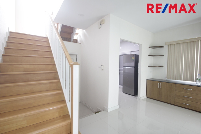 บ้านเดี่ยวภัสสรเพรสทีจปิ่นเกล้าเพชรเกษม บ้านใหม่ไม่เคยอยู่ ขายขาดทุน พร้อมเฟอร์นิเจอร์บิ้วท์อิน แอร์ ตู้เย็น บ้านสภาพดีพร้อมอยู่ 61.9ตารางวา ซ.5ต้นโครงการ ราคาเจรจาได้