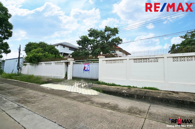 ขายบ้านเรืองอนันต์ เพชรเกษม 64 บ้านเดี่ยว 3 ชั้น พร้อมที่ดินแปลงใหญ่ รวม 300 ตร.วา ได้ถึง 7 ห้องนอน คุ้มค่าด้วยวัสดุอย่างดี ไม้แท้ ทั้งหลัง บ้านเหมือนใหม่ เหมาะทำออฟฟิศ หรือครอบครัวขนาดใหญ่ สร้างบ้านแยกในอาณาเขตเดียวกัน