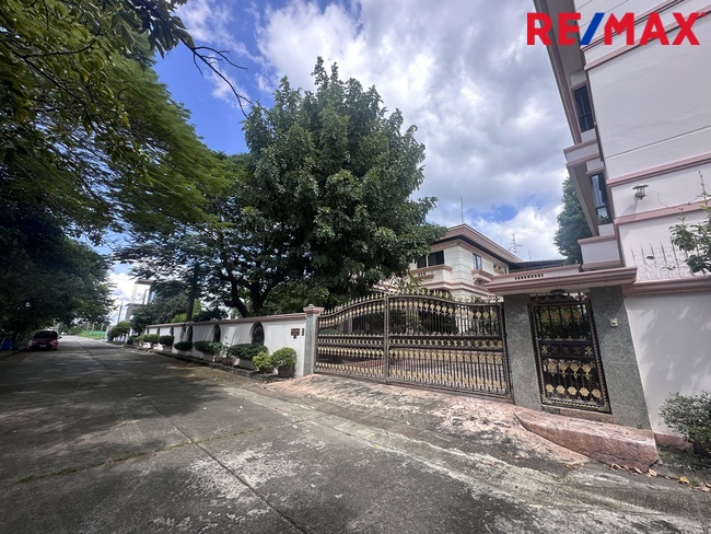 บ้านเดี่ยว 2 ชั้น และอาคารตึก 3 ชั้น บนที่ดิน 428.6 ตร.ว. สวนหลวงนิเวศน์ เฉลิมพระเกียรติ ร.9 ซอย 34 ติดถนนใหญ่ ในราคา 42 ล้านบาท