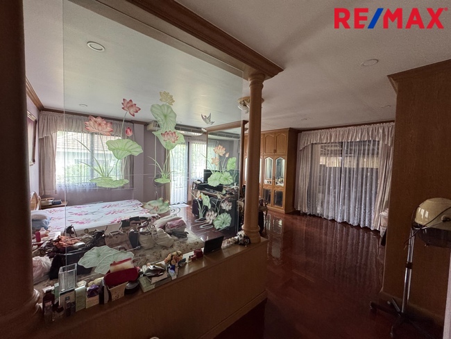 บ้านเดี่ยว 2 ชั้น และอาคารตึก 3 ชั้น บนที่ดิน 428.6 ตร.ว. สวนหลวงนิเวศน์ เฉลิมพระเกียรติ ร.9 ซอย 34 ติดถนนใหญ่ ในราคา 42 ล้านบาท