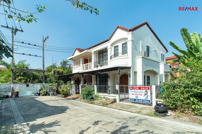 ขายบ้านแฝด (รีโนเวท) ม.รติรมย์3 ซ.สวนผัก32 บางกรวย ใกล้ Central Westville และทางด่วนศรีรัช