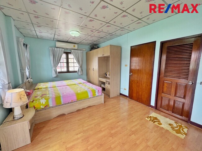 บ้านเดี่ยว รัตนาธิเบศร์ ใกล้รถไฟฟ้า 2 สาย รีโนเวทใหม่ทั้งหลัง มณียา ท่าอิฐ พร้อมอยู่ทันที ทำเลดี เหมาะสำหรับอยู่อาศัยหรือทำ Home Office ราคาสุดคุ้ม