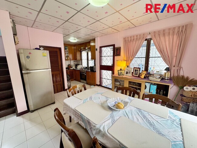 บ้านเดี่ยว รัตนาธิเบศร์ ใกล้รถไฟฟ้า 2 สาย รีโนเวทใหม่ทั้งหลัง มณียา ท่าอิฐ พร้อมอยู่ทันที ทำเลดี เหมาะสำหรับอยู่อาศัยหรือทำ Home Office ราคาสุดคุ้ม