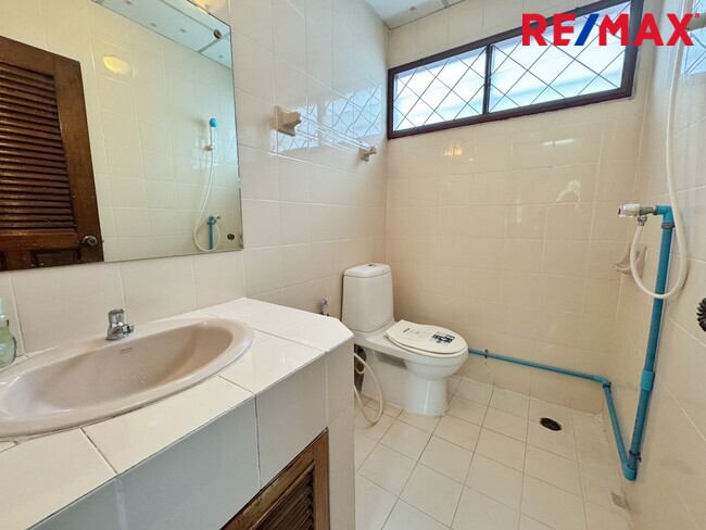 บ้านเดี่ยว รัตนาธิเบศร์ ใกล้รถไฟฟ้า 2 สาย รีโนเวทใหม่ทั้งหลัง มณียา ท่าอิฐ พร้อมอยู่ทันที ทำเลดี เหมาะสำหรับอยู่อาศัยหรือทำ Home Office ราคาสุดคุ้ม