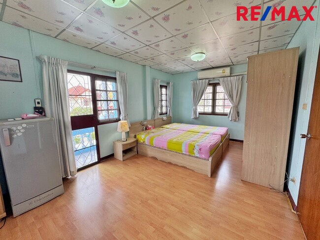 บ้านเดี่ยว รัตนาธิเบศร์ ใกล้รถไฟฟ้า 2 สาย รีโนเวทใหม่ทั้งหลัง มณียา ท่าอิฐ พร้อมอยู่ทันที ทำเลดี เหมาะสำหรับอยู่อาศัยหรือทำ Home Office ราคาสุดคุ้ม