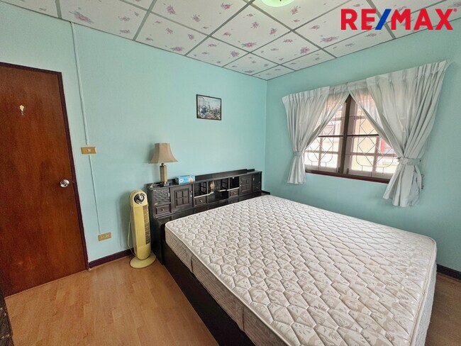 บ้านเดี่ยว รัตนาธิเบศร์ ใกล้รถไฟฟ้า 2 สาย รีโนเวทใหม่ทั้งหลัง มณียา ท่าอิฐ พร้อมอยู่ทันที ทำเลดี เหมาะสำหรับอยู่อาศัยหรือทำ Home Office ราคาสุดคุ้ม