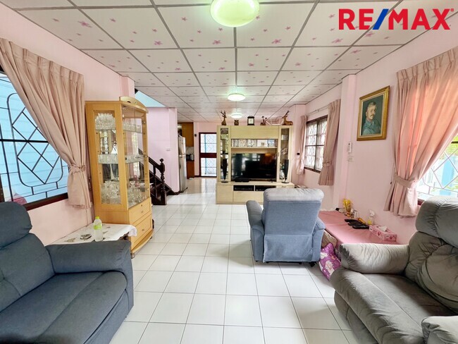 บ้านเดี่ยว รัตนาธิเบศร์ ใกล้รถไฟฟ้า 2 สาย รีโนเวทใหม่ทั้งหลัง มณียา ท่าอิฐ พร้อมอยู่ทันที ทำเลดี เหมาะสำหรับอยู่อาศัยหรือทำ Home Office ราคาสุดคุ้ม