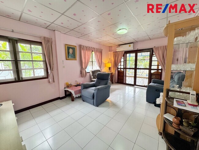 บ้านเดี่ยว รัตนาธิเบศร์ ใกล้รถไฟฟ้า 2 สาย รีโนเวทใหม่ทั้งหลัง มณียา ท่าอิฐ พร้อมอยู่ทันที ทำเลดี เหมาะสำหรับอยู่อาศัยหรือทำ Home Office ราคาสุดคุ้ม