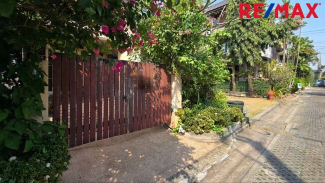 มาใหม่! 2025) บ้านสวนริมคลอง บางมด พระราม2 (พุทธบูชา) 35.9 ตร.วา หน้ากว้าง 6.8 เมตร TownHouse หลังมุมสวย พระรามสอง ใกล้รร. รุ่งอรุณ ในโครงการที่มีต้นไม้ใหญ่ร่มรื่นที่สุดของหมู่บ้านนึง