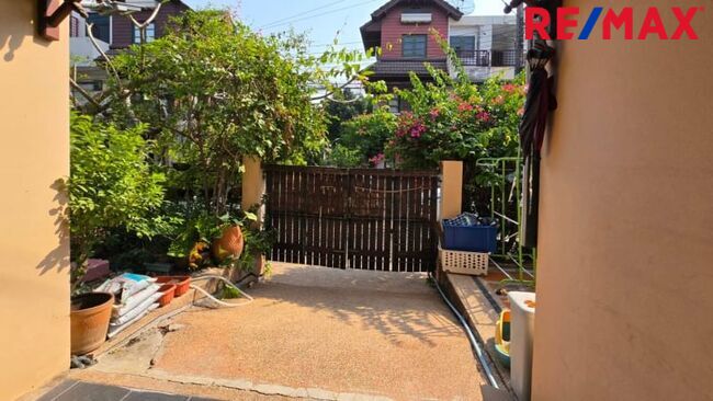 มาใหม่! 2025) บ้านสวนริมคลอง บางมด พระราม2 (พุทธบูชา) 35.9 ตร.วา หน้ากว้าง 6.8 เมตร TownHouse หลังมุมสวย พระรามสอง ใกล้รร. รุ่งอรุณ ในโครงการที่มีต้นไม้ใหญ่ร่มรื่นที่สุดของหมู่บ้านนึง