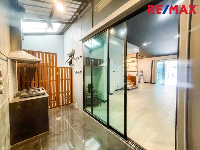 ECO SPACE เกษตร-นวมินทร์ 2 พื้นที่ 20.9 ตร.ว. พื้นที่ใช้สอย 175 ตร.ม. เหมาะสำหรับทำโฮมออฟฟิศ สำนักงาน หรืออยู่อาศัย ต่อเติมห้องครัวแล้ว