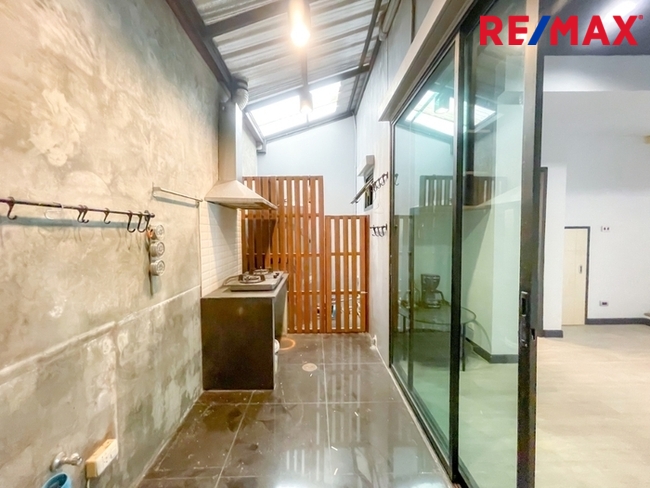 ECO SPACE เกษตร-นวมินทร์ 2 พื้นที่ 20.9 ตร.ว. พื้นที่ใช้สอย 175 ตร.ม. เหมาะสำหรับทำโฮมออฟฟิศ สำนักงาน หรืออยู่อาศัย ต่อเติมห้องครัวแล้ว
