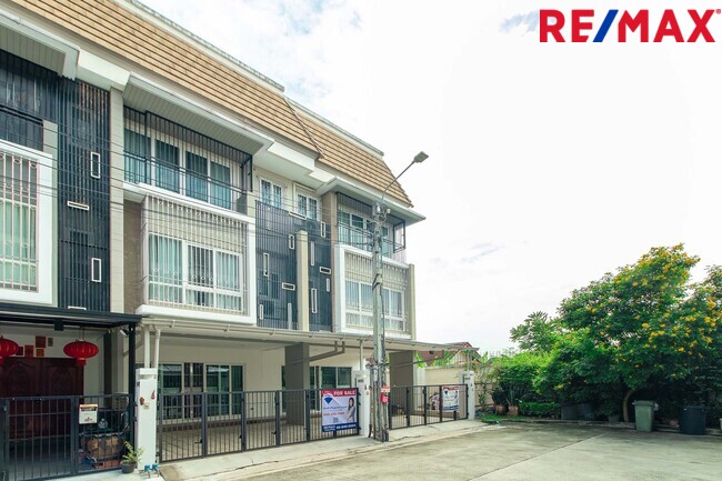 ขายทาวน์โฮม3ชั้น ห้องริมมีพื้นที่ ม.เออร์เบิน สาทร ติดถนนราชพฤกษ์ ใกล้รถไฟฟ้า BTS และ MRT บางหว้า