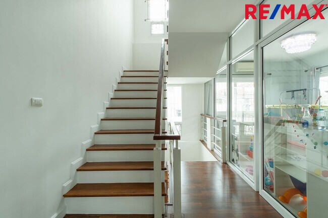 ขายทาวน์โฮม3ชั้น ห้องริมมีพื้นที่ ม.เออร์เบิน สาทร ติดถนนราชพฤกษ์ ใกล้รถไฟฟ้า BTS และ MRT บางหว้า