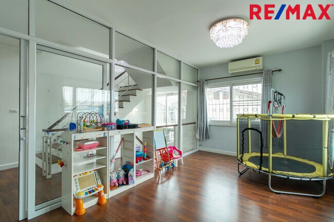 ขายทาวน์โฮม3ชั้น ห้องริมมีพื้นที่ ม.เออร์เบิน สาทร ติดถนนราชพฤกษ์ ใกล้รถไฟฟ้า BTS และ MRT บางหว้า