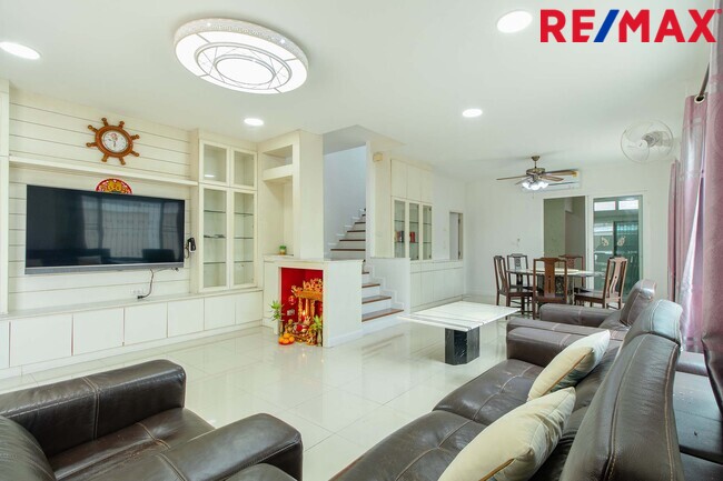 ขายทาวน์โฮม3ชั้น ห้องริมมีพื้นที่ ม.เออร์เบิน สาทร ติดถนนราชพฤกษ์ ใกล้รถไฟฟ้า BTS และ MRT บางหว้า