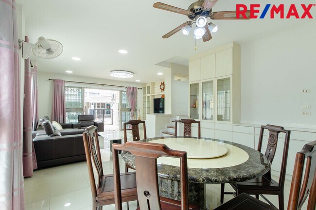 ขายทาวน์โฮม3ชั้น ห้องริมมีพื้นที่ ม.เออร์เบิน สาทร ติดถนนราชพฤกษ์ ใกล้รถไฟฟ้า BTS และ MRT บางหว้า