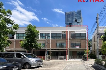 ขายโฮมออฟฟิศ / ทาวน์โฮม 3 ชั้น หลังมุม หน้าบ้านกว้าง 6.25 เมตร โครงการ Lumpini Town Residences บางนา-ศรีนครินทร์ (หลังโรงแรมเมเปิ้ล)