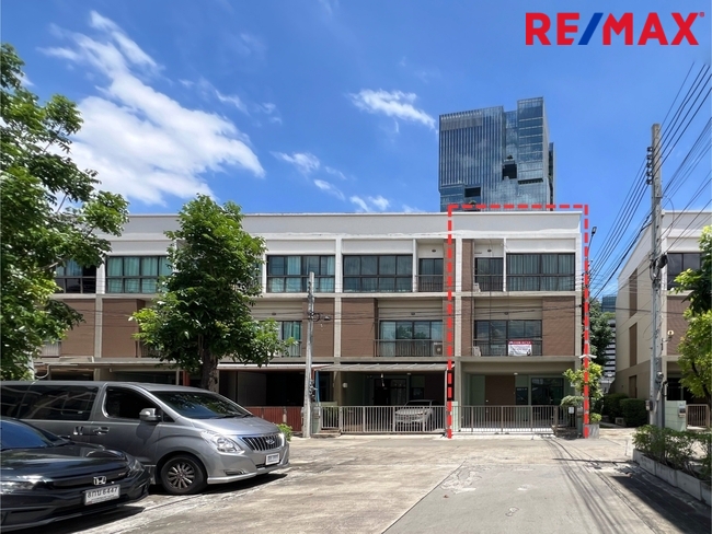 ขายโฮมออฟฟิศ / ทาวน์โฮม 3 ชั้น หลังมุม หน้าบ้านกว้าง 6.25 เมตร โครงการ Lumpini Town Residences บางนา-ศรีนครินทร์ (หลังโรงแรมเมเปิ้ล)
