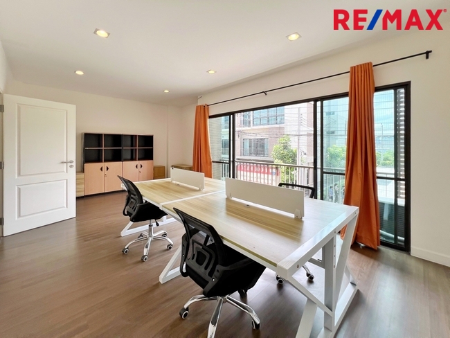 ขายโฮมออฟฟิศ / ทาวน์โฮม 3 ชั้น หลังมุม หน้าบ้านกว้าง 6.25 เมตร โครงการ Lumpini Town Residences บางนา-ศรีนครินทร์ (หลังโรงแรมเมเปิ้ล)