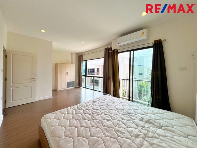 ขายโฮมออฟฟิศ / ทาวน์โฮม 3 ชั้น หลังมุม หน้าบ้านกว้าง 6.25 เมตร โครงการ Lumpini Town Residences บางนา-ศรีนครินทร์ (หลังโรงแรมเมเปิ้ล)