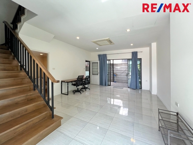 ขายโฮมออฟฟิศ / ทาวน์โฮม 3 ชั้น หลังมุม หน้าบ้านกว้าง 6.25 เมตร โครงการ Lumpini Town Residences บางนา-ศรีนครินทร์ (หลังโรงแรมเมเปิ้ล)