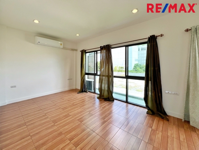 ขายโฮมออฟฟิศ / ทาวน์โฮม 3 ชั้น หลังมุม หน้าบ้านกว้าง 6.25 เมตร โครงการ Lumpini Town Residences บางนา-ศรีนครินทร์ (หลังโรงแรมเมเปิ้ล)
