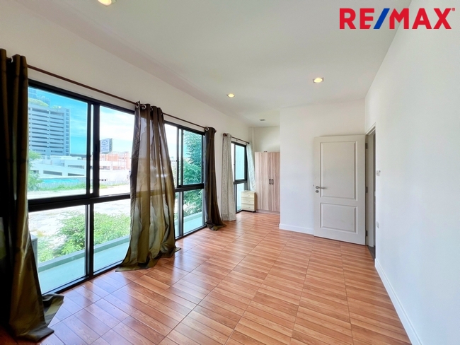 ขายโฮมออฟฟิศ / ทาวน์โฮม 3 ชั้น หลังมุม หน้าบ้านกว้าง 6.25 เมตร โครงการ Lumpini Town Residences บางนา-ศรีนครินทร์ (หลังโรงแรมเมเปิ้ล)