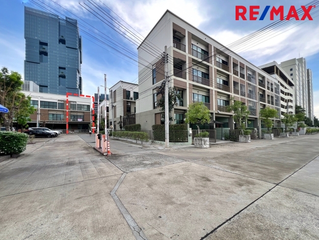 ขายโฮมออฟฟิศ / ทาวน์โฮม 3 ชั้น หลังมุม หน้าบ้านกว้าง 6.25 เมตร โครงการ Lumpini Town Residences บางนา-ศรีนครินทร์ (หลังโรงแรมเมเปิ้ล)