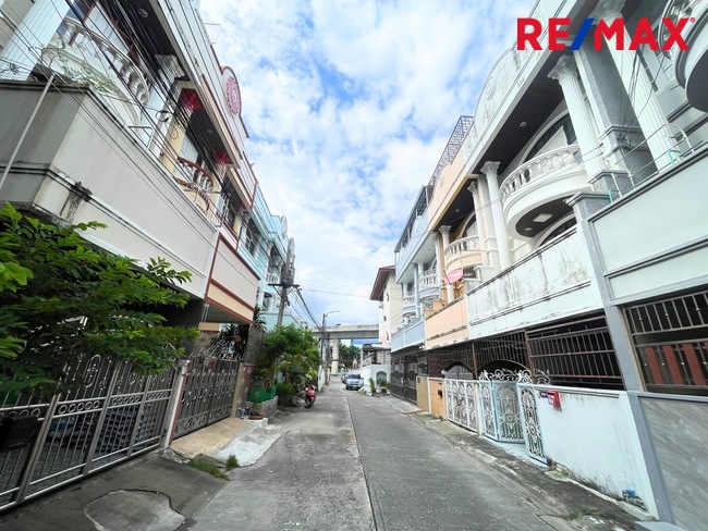 ขายบ้านโซนปากน้ำ เมืองสมุทรปราการ ซอยร่มเย็นวิลล์ อยู่ตรงข้าม รร.สตรีสมุทรปราการ ศาลากลางจังหวัด ถนนสุขุมวิท ใกล้BTS สถานีปากน้ำ และ สถานีศรีนครินทร์