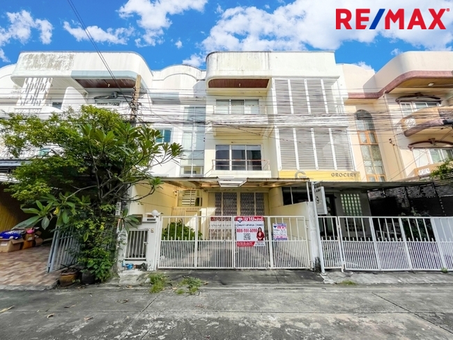 หมู่บ้าน 84 (Baan 84 Mansion) ทาวน์โฮม 3 ชั้น ใกล้ Central Festival Eastville พื้นที่ 28.1 ตารางวา | ไม่มีค่าส่วนกลาง I วิวหลังบ้านเป็นต้นไม้สวนสวย