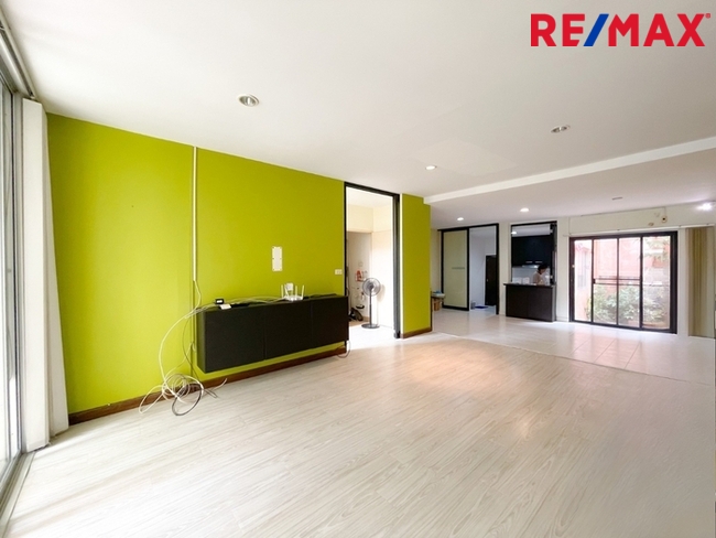 หมู่บ้าน 84 (Baan 84 Mansion) ทาวน์โฮม 3 ชั้น ใกล้ Central Festival Eastville พื้นที่ 28.1 ตารางวา | ไม่มีค่าส่วนกลาง I วิวหลังบ้านเป็นต้นไม้สวนสวย