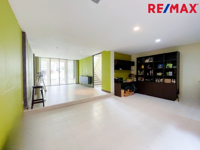 หมู่บ้าน 84 (Baan 84 Mansion) ทาวน์โฮม 3 ชั้น ใกล้ Central Festival Eastville พื้นที่ 28.1 ตารางวา | ไม่มีค่าส่วนกลาง I วิวหลังบ้านเป็นต้นไม้สวนสวย