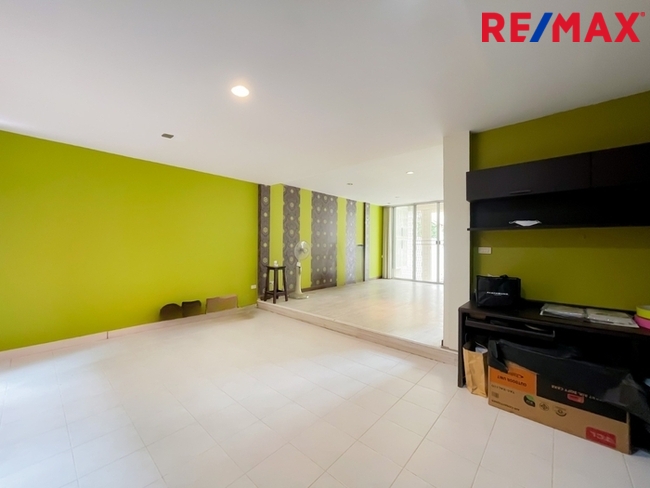 หมู่บ้าน 84 (Baan 84 Mansion) ทาวน์โฮม 3 ชั้น ใกล้ Central Festival Eastville พื้นที่ 28.1 ตารางวา | ไม่มีค่าส่วนกลาง I วิวหลังบ้านเป็นต้นไม้สวนสวย