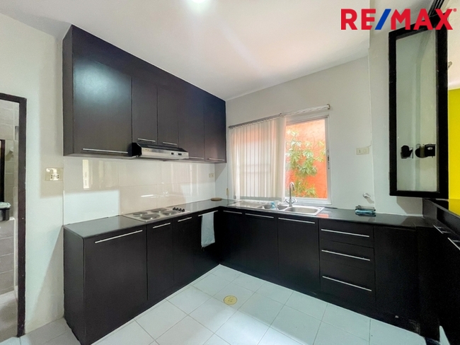 หมู่บ้าน 84 (Baan 84 Mansion) ทาวน์โฮม 3 ชั้น ใกล้ Central Festival Eastville พื้นที่ 28.1 ตารางวา | ไม่มีค่าส่วนกลาง I วิวหลังบ้านเป็นต้นไม้สวนสวย