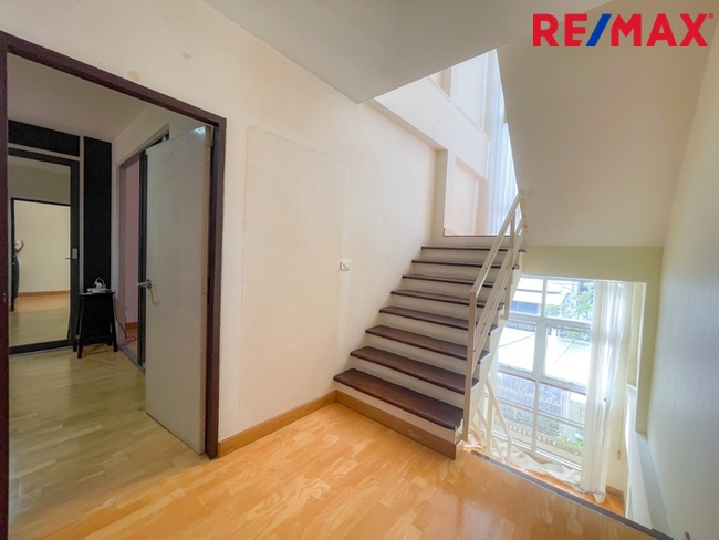 หมู่บ้าน 84 (Baan 84 Mansion) ทาวน์โฮม 3 ชั้น ใกล้ Central Festival Eastville พื้นที่ 28.1 ตารางวา | ไม่มีค่าส่วนกลาง I วิวหลังบ้านเป็นต้นไม้สวนสวย