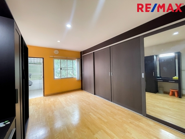 หมู่บ้าน 84 (Baan 84 Mansion) ทาวน์โฮม 3 ชั้น ใกล้ Central Festival Eastville พื้นที่ 28.1 ตารางวา | ไม่มีค่าส่วนกลาง I วิวหลังบ้านเป็นต้นไม้สวนสวย