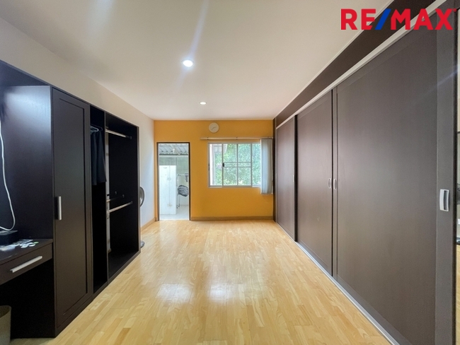 หมู่บ้าน 84 (Baan 84 Mansion) ทาวน์โฮม 3 ชั้น ใกล้ Central Festival Eastville พื้นที่ 28.1 ตารางวา | ไม่มีค่าส่วนกลาง I วิวหลังบ้านเป็นต้นไม้สวนสวย